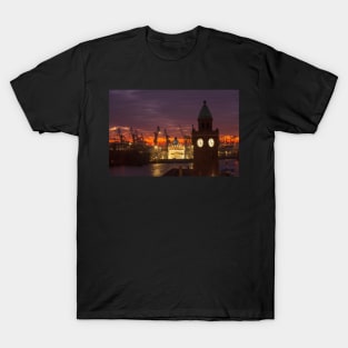  St. Pauli Landungsbrücken, dusk, Hamburg T-Shirt